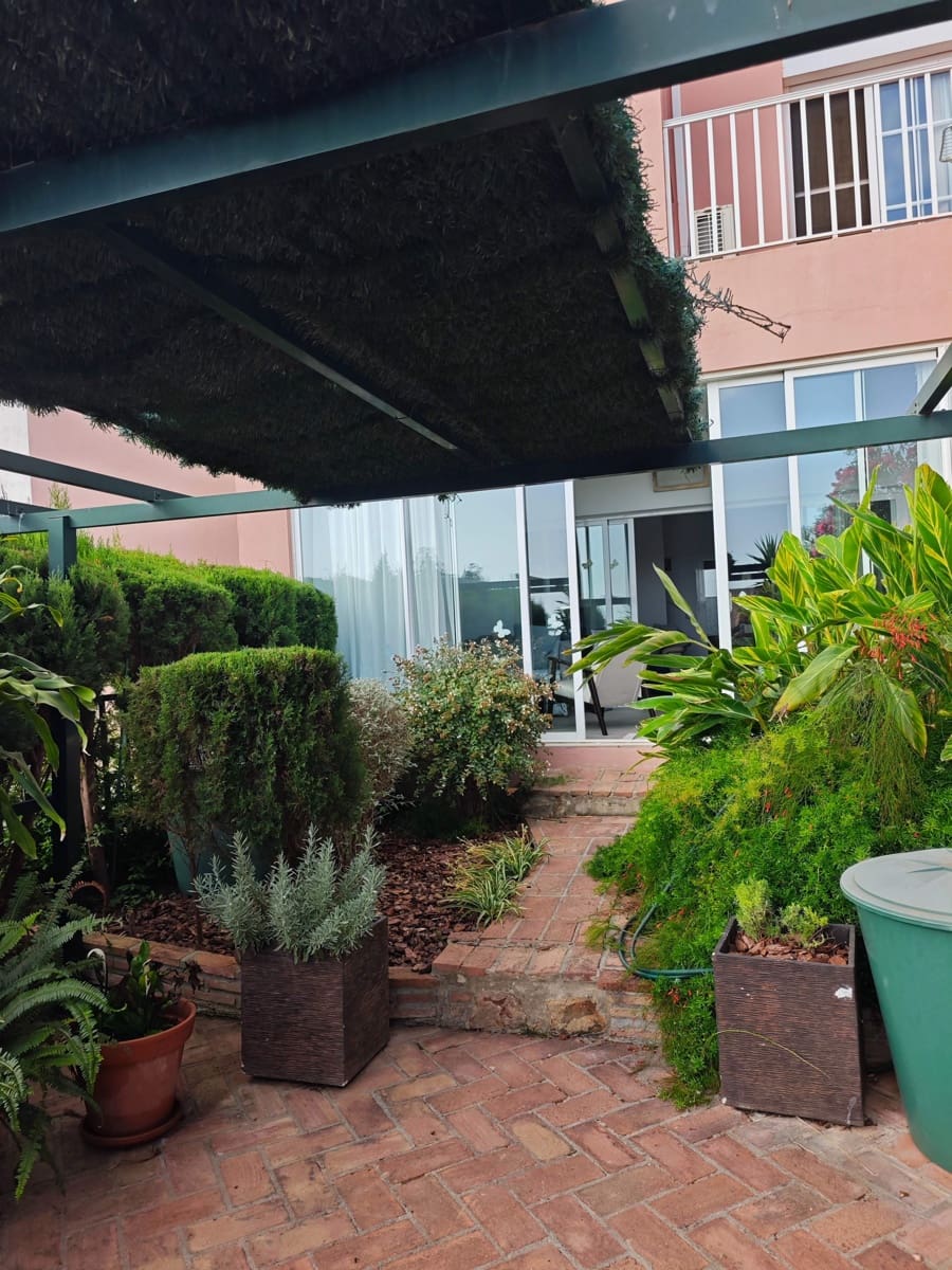 4 slaapkamer Rijtjeshuis te koop in La Linea de la Concepcion met zwembad - € 380.000 (Ref: 10049371)