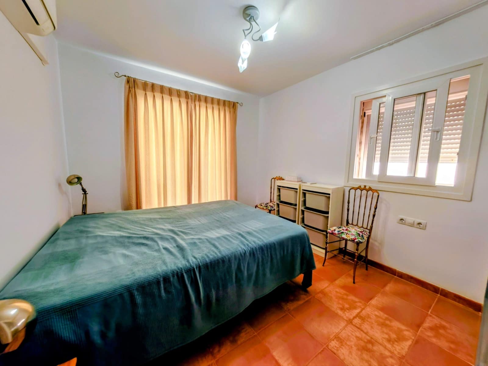4 slaapkamer Rijtjeshuis te koop in La Linea de la Concepcion met zwembad - € 380.000 (Ref: 10049371)