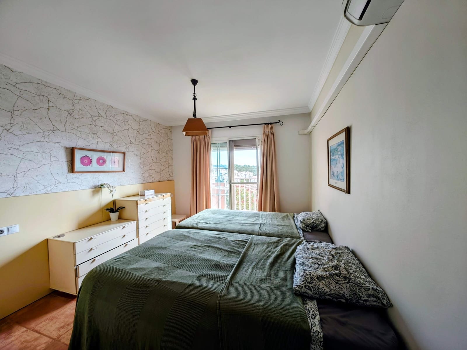 4 slaapkamer Rijtjeshuis te koop in La Linea de la Concepcion met zwembad - € 380.000 (Ref: 10049371)
