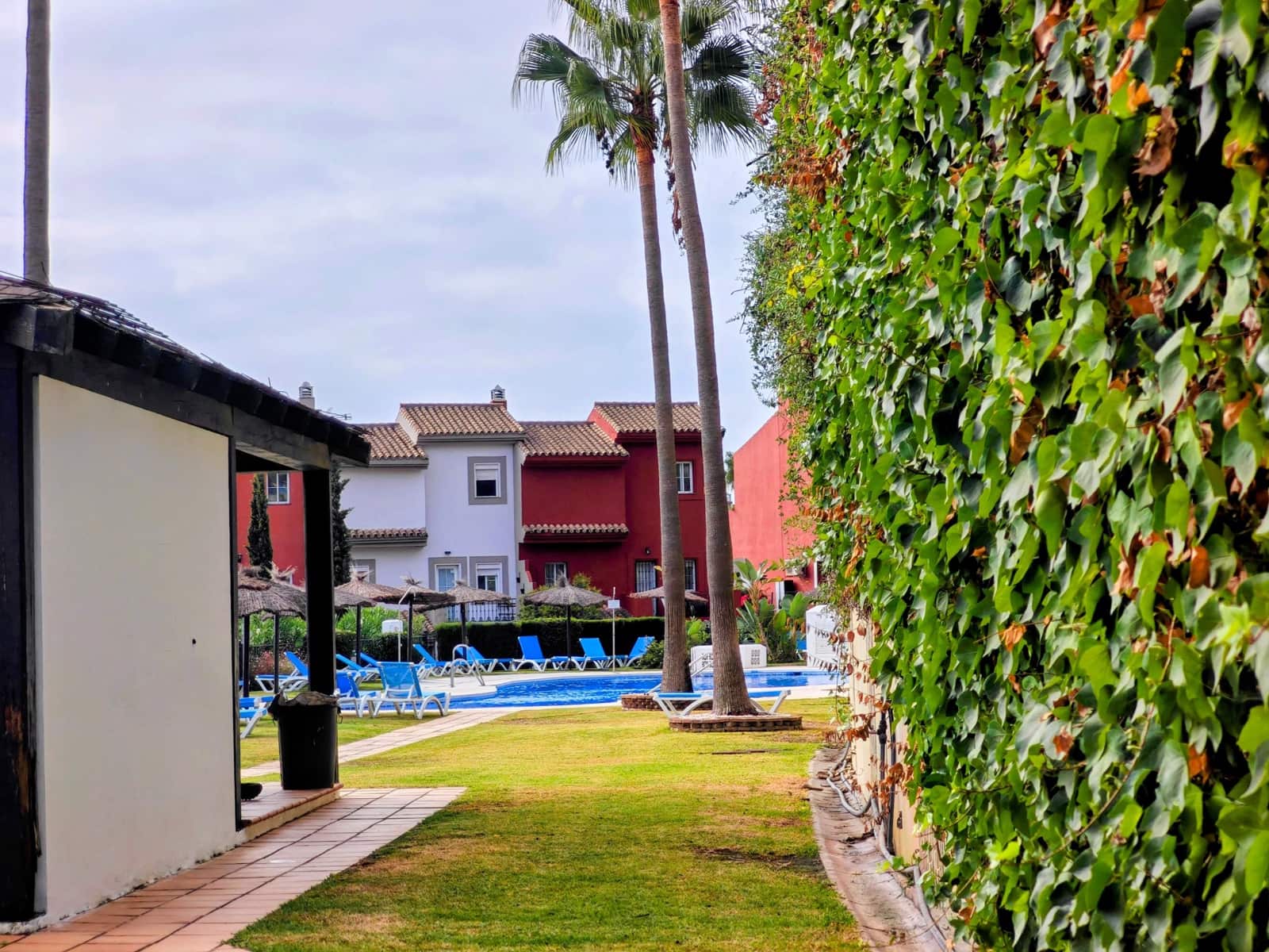 4 slaapkamer Rijtjeshuis te koop in La Linea de la Concepcion met zwembad - € 380.000 (Ref: 10049371)
