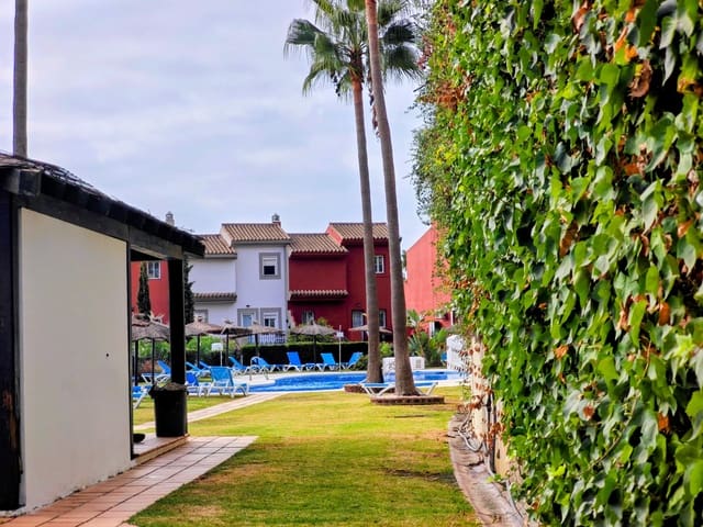 4 quarto Moradia em Banda para venda em La Línea de la Concepción com piscina - 380 000 € (Ref: 10049371)