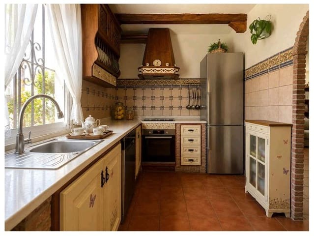 4 bedroom Villa for sale in Guadacorte, Los Barrios with pool garage - € 380,000 (Ref: 10071825)