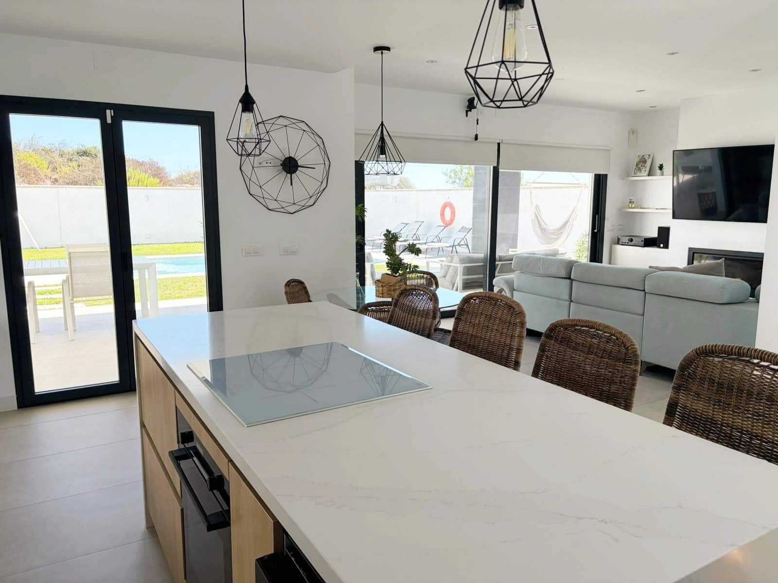 3 bedroom Villa for rent in La Linea de la Concepcion with pool garage - € 2,200 (Ref: 10108782)