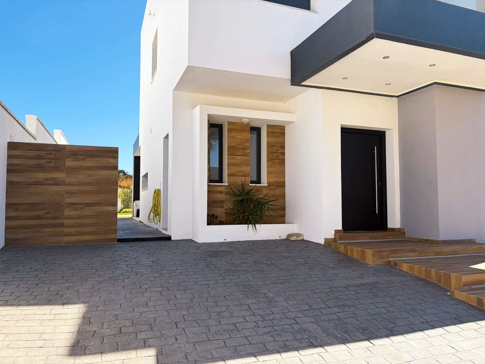 3 bedroom Villa for rent in La Linea de la Concepcion with pool garage - € 2,200 (Ref: 10108782)
