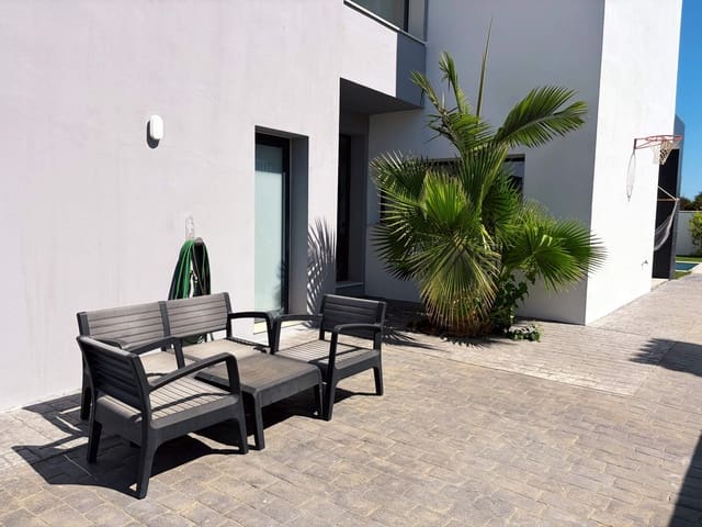 3 bedroom Villa for rent in La Línea de la Concepción with pool garage - € 2,200 (Ref: 10108782)