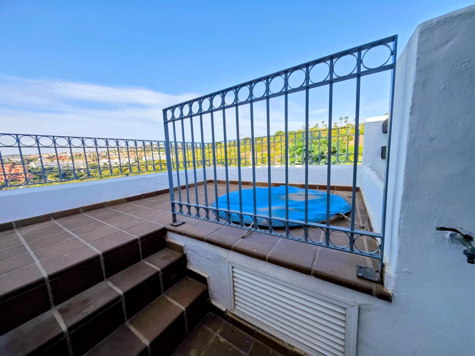 5 bedroom Terraced Villa for rent in La Alcaidesa with pool garage - € 2,200 (Ref: 10111782)