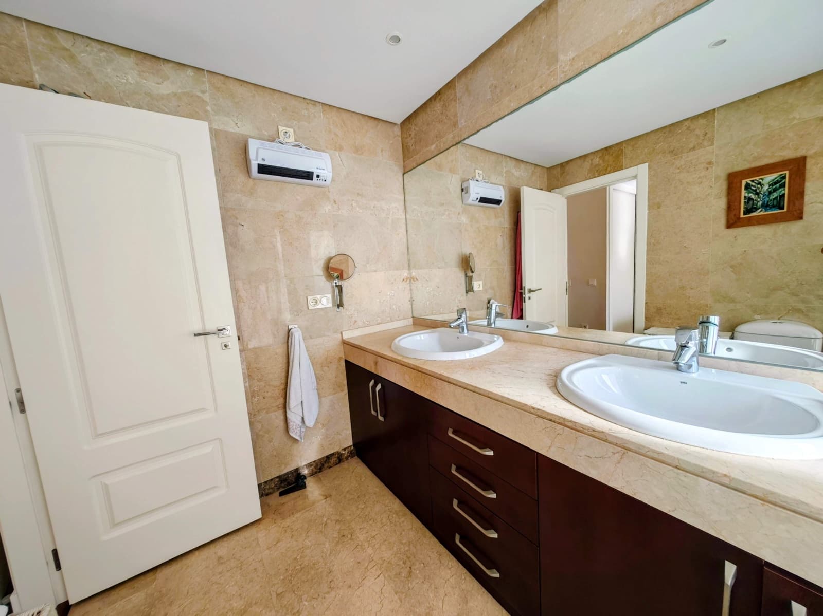 5 bedroom Terraced Villa for rent in La Alcaidesa with pool garage - € 2,200 (Ref: 10111782)