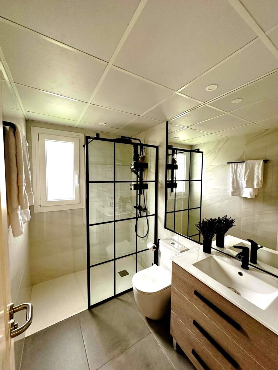 2 bedroom Apartment for sale in La Linea de la Concepcion with pool garage - € 500,000 (Ref: 10135277)