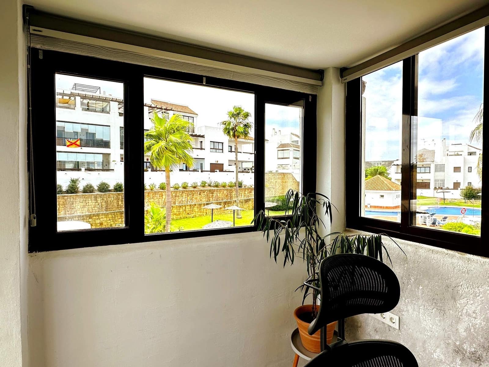 2 bedroom Apartment for sale in La Linea de la Concepcion with pool garage - € 500,000 (Ref: 10135277)