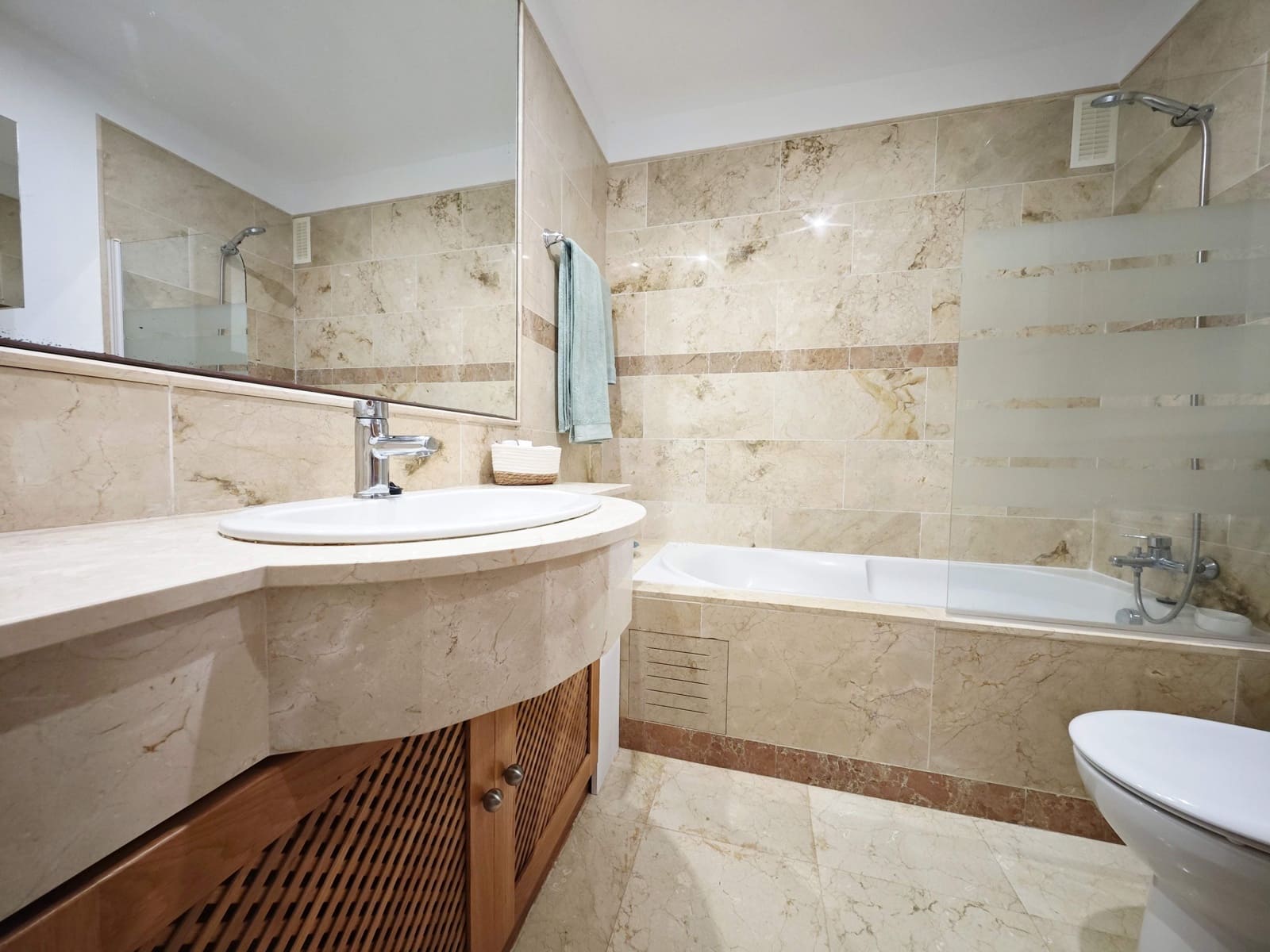 2 slaapkamer Appartement te koop in La Linea de la Concepcion met zwembad garage - € 330.000 (Ref: 10158799)