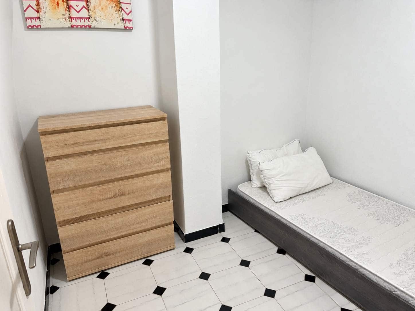 4 bedroom Flat for sale in La Linea de la Concepcion - € 149,000 (Ref: 10165893)