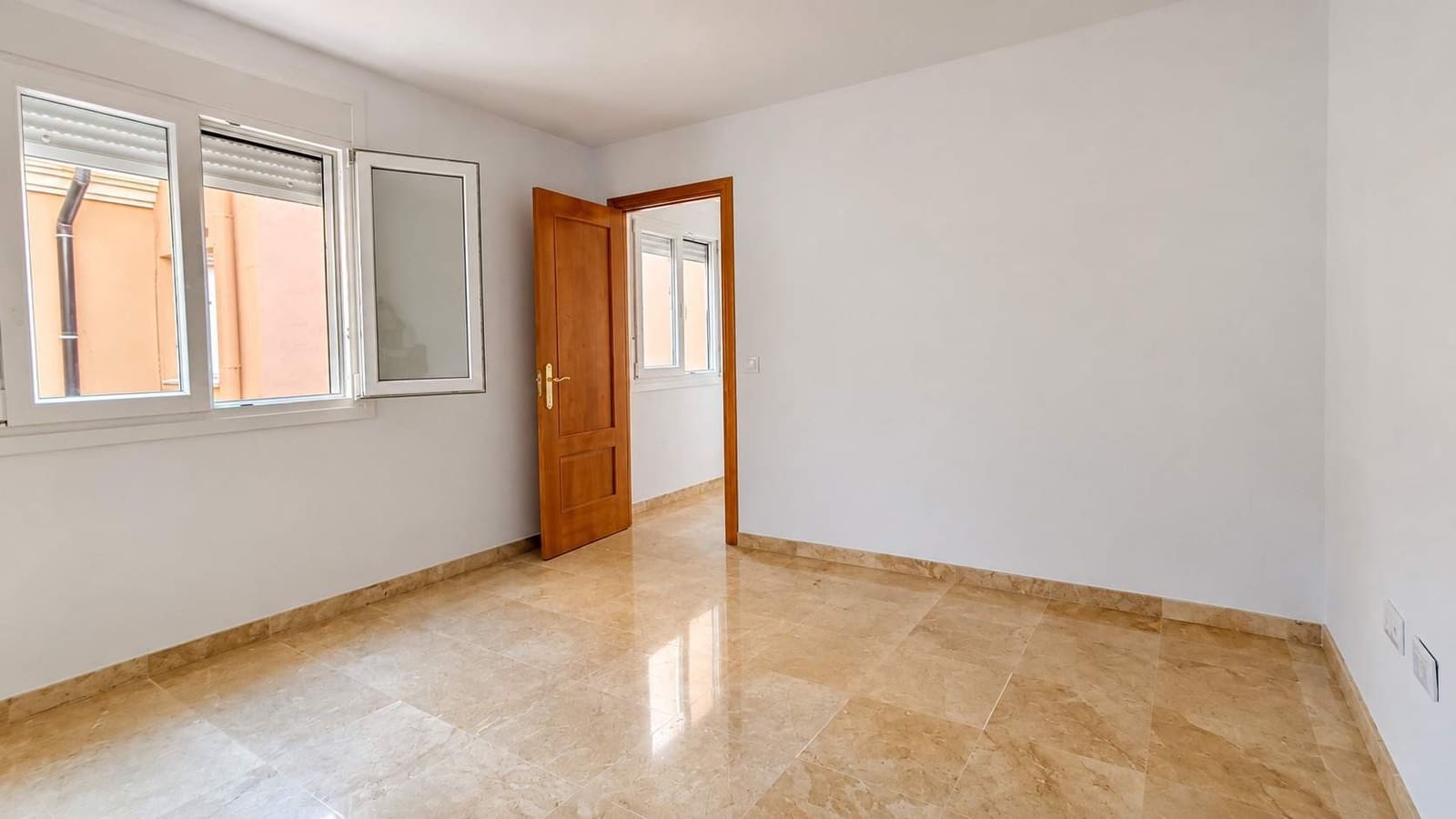 3 slaapkamer Rijtjeshuis te koop in La Linea de la Concepcion met garage - € 300.000 (Ref: 10173037)
