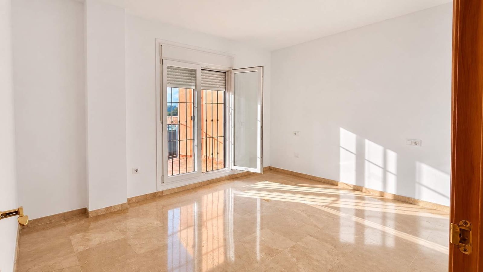 3 slaapkamer Rijtjeshuis te koop in La Linea de la Concepcion met garage - € 300.000 (Ref: 10173037)