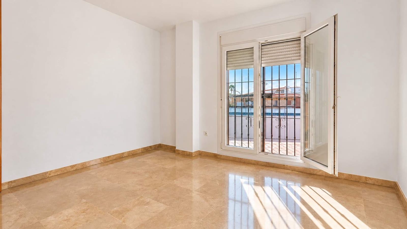 3 slaapkamer Rijtjeshuis te koop in La Linea de la Concepcion met garage - € 300.000 (Ref: 10173037)