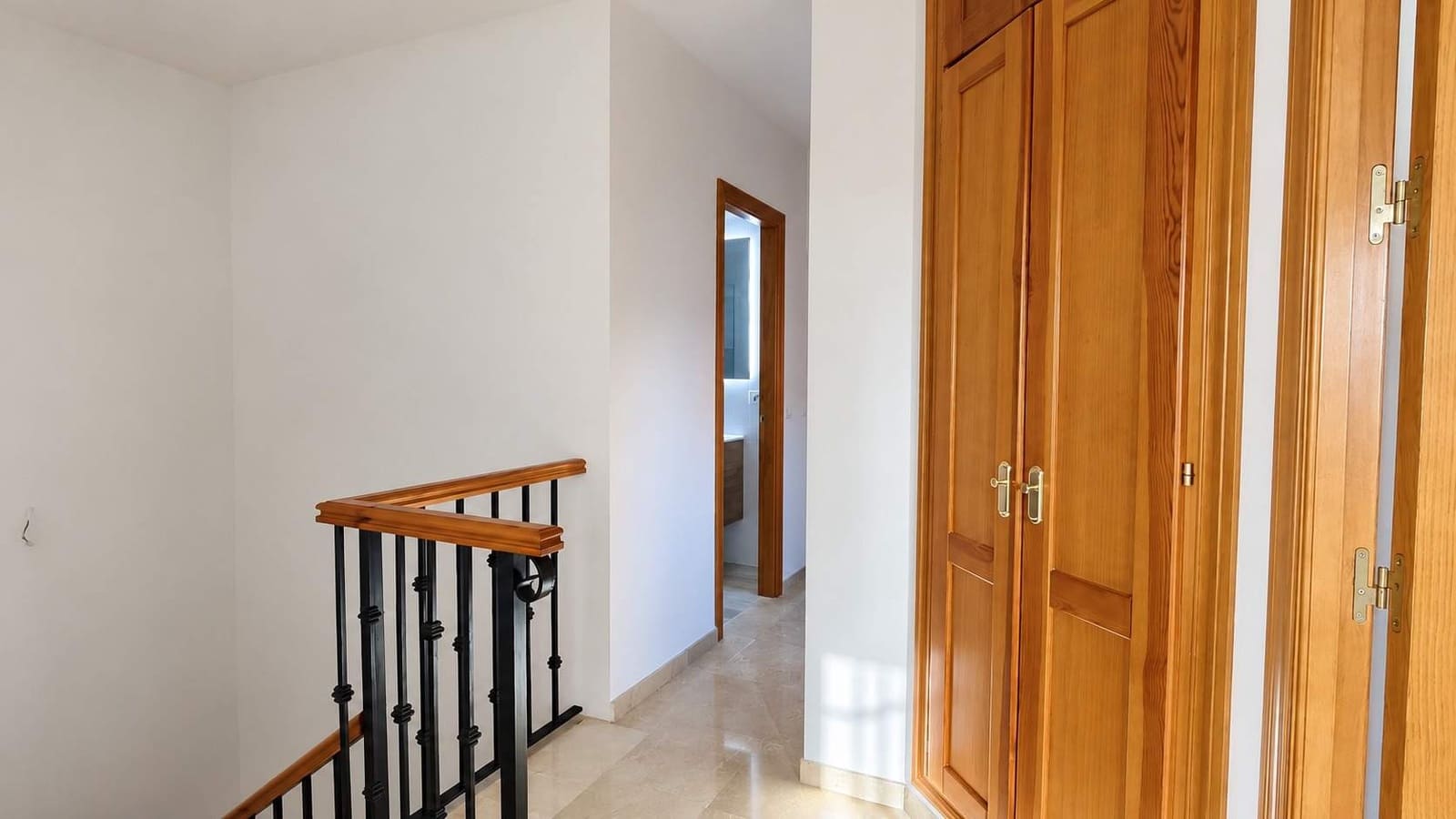 3 slaapkamer Rijtjeshuis te koop in La Linea de la Concepcion met garage - € 300.000 (Ref: 10173037)