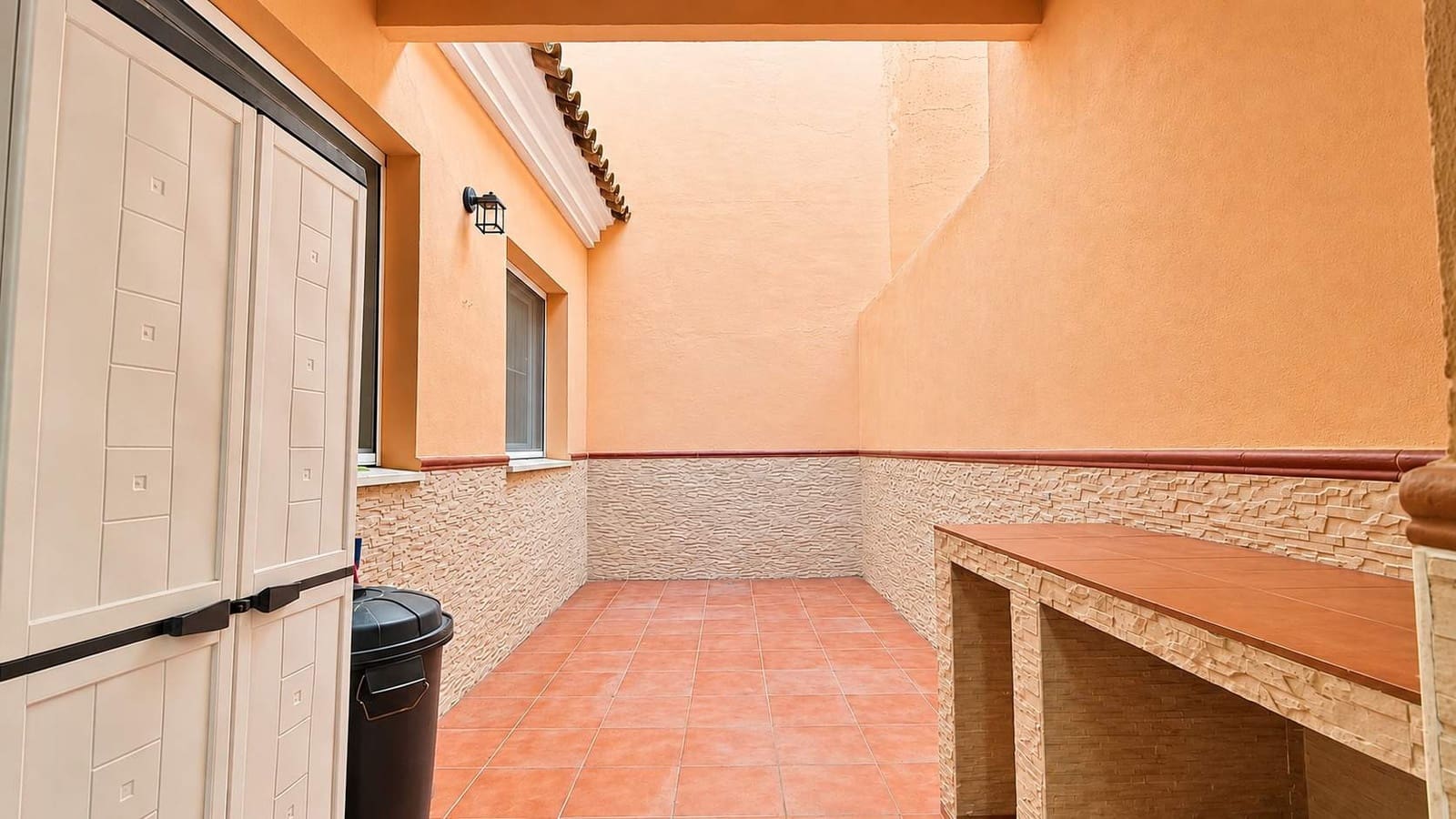 3 slaapkamer Rijtjeshuis te koop in La Linea de la Concepcion met garage - € 300.000 (Ref: 10173037)