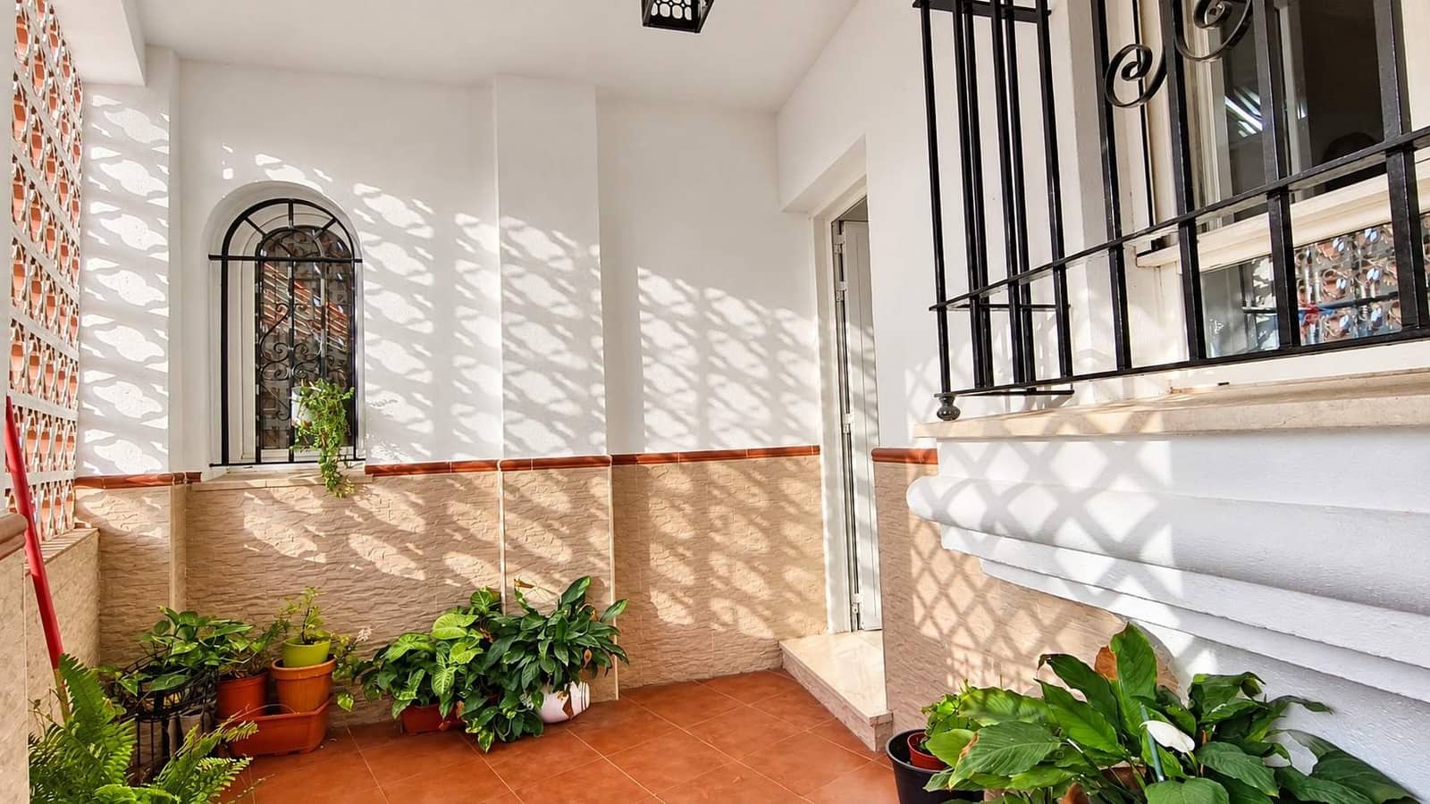 3 slaapkamer Rijtjeshuis te koop in La Linea de la Concepcion met garage - € 300.000 (Ref: 10173037)