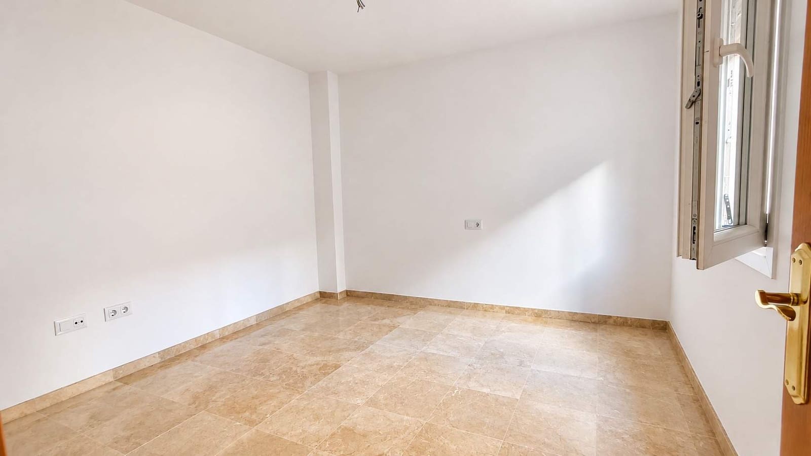 3 slaapkamer Rijtjeshuis te koop in La Linea de la Concepcion met garage - € 300.000 (Ref: 10173037)
