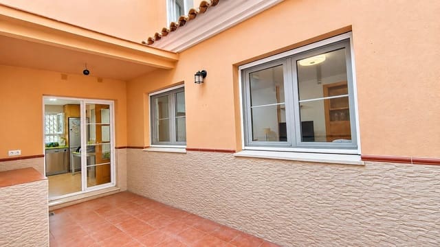 3 soverom Rekkehus til salgs i La Línea de la Concepción med garasje - € 300 000 (Ref: 10173037)