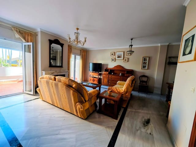 3 soverom Rekkehus til salgs i La Línea de la Concepción med svømmebasseng garasje - € 450 000 (Ref: 10173038)