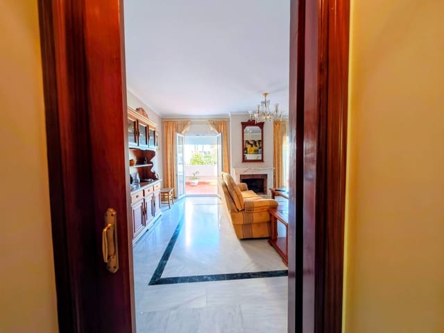 3 soverom Rekkehus til salgs i La Línea de la Concepción med svømmebasseng garasje - € 450 000 (Ref: 10173038)