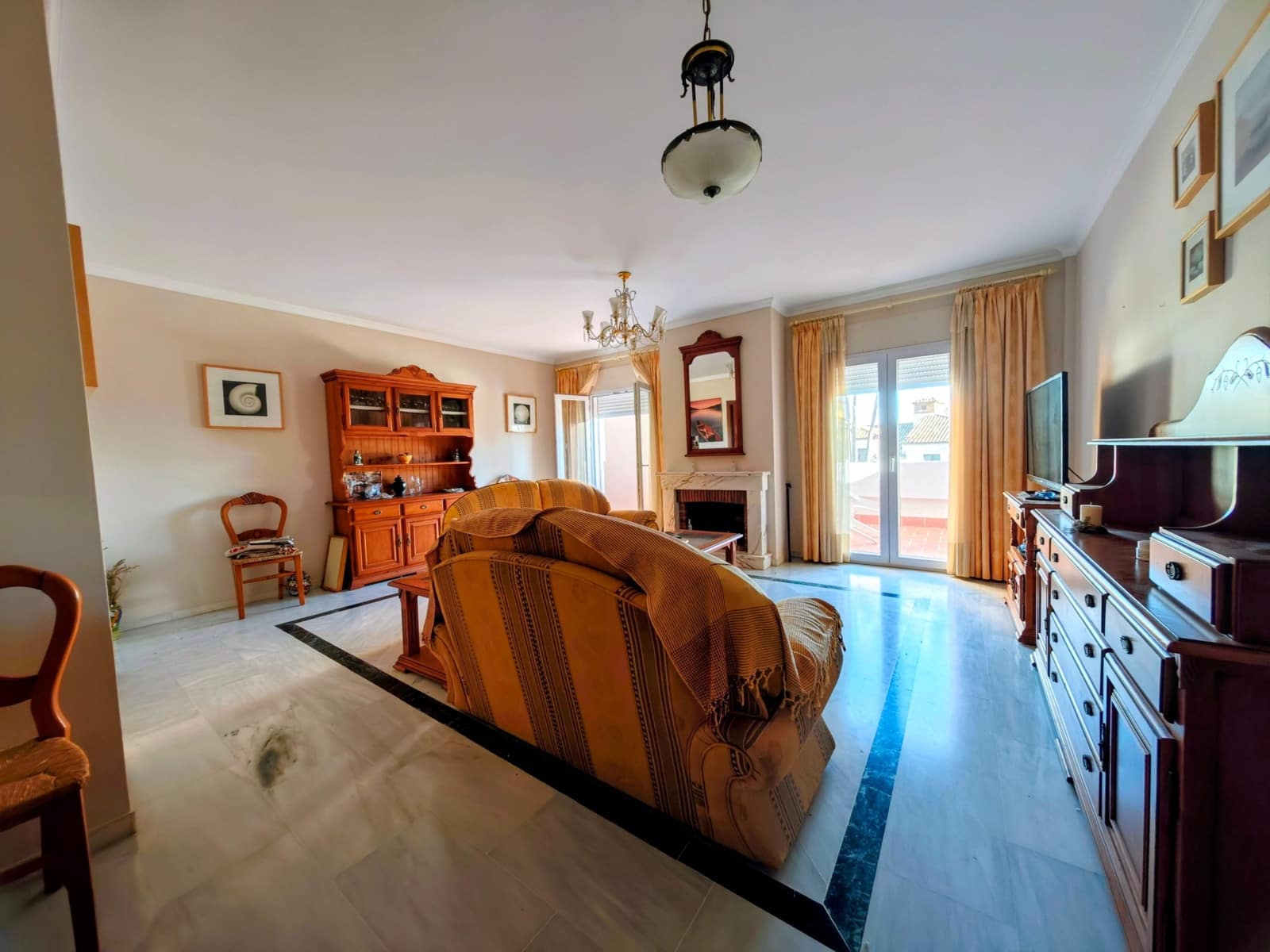 3 soverom Rekkehus til salgs i La Linea de la Concepcion med svømmebasseng garasje - € 450 000 (Ref: 10173038)