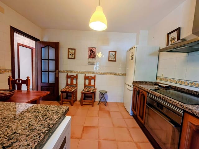 3 soverom Rekkehus til salgs i La Línea de la Concepción med svømmebasseng garasje - € 450 000 (Ref: 10173038)