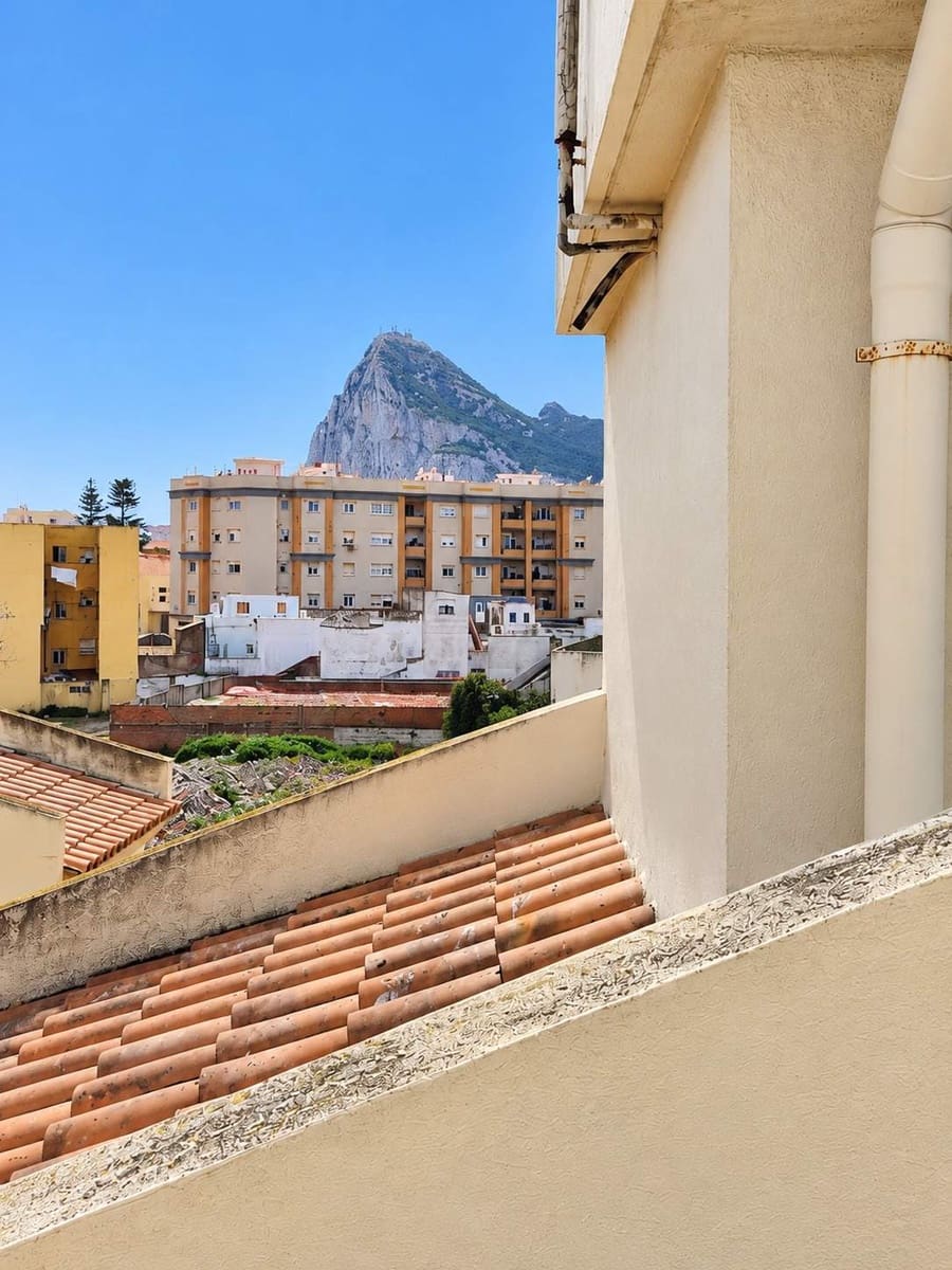 3 bedroom Terraced Villa for sale in La Linea de la Concepcion with garage - € 300,000 (Ref: 10184054)