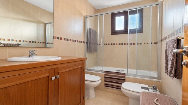 3 bedroom Terraced Villa for sale in La Línea de la Concepción with garage - € 300,000 (Ref: 10184054)