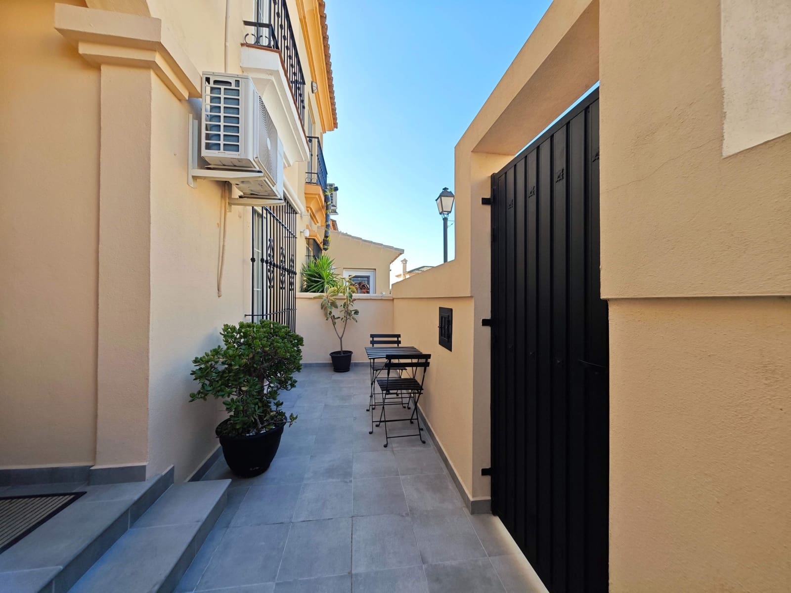 Pareado de 3 habitaciones en La Línea de la Concepción en venta con piscina garaje - 333.000 € (Ref: 10184057)