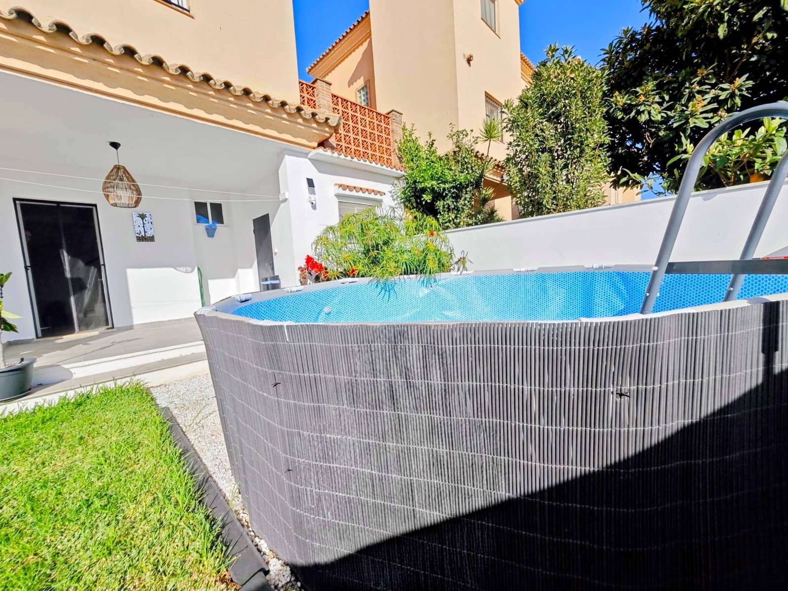 Pareado de 3 habitaciones en La Línea de la Concepción en venta con piscina garaje - 333.000 € (Ref: 10184057)