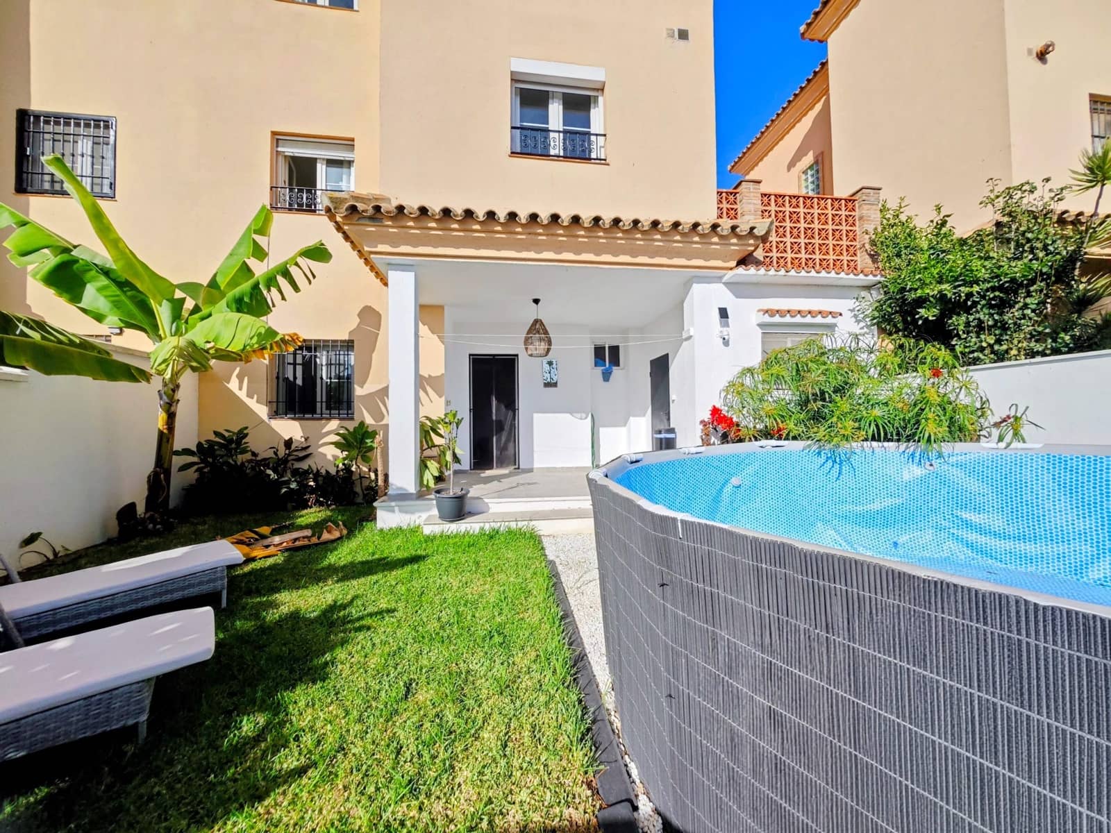 Pareado de 3 habitaciones en La Línea de la Concepción en venta con piscina garaje - 333.000 € (Ref: 10184057)