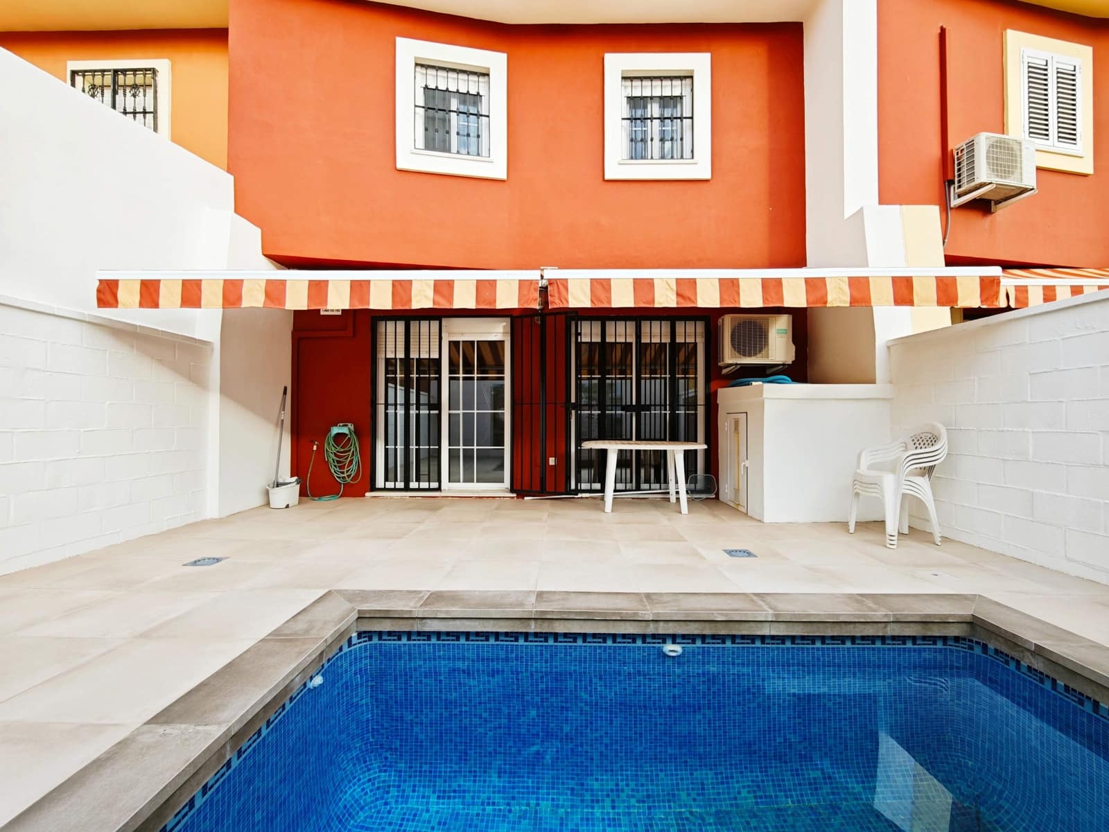 3 sovrum Radhus till salu i Algeciras med pool garage - 385 000 € (Ref: 10186276)