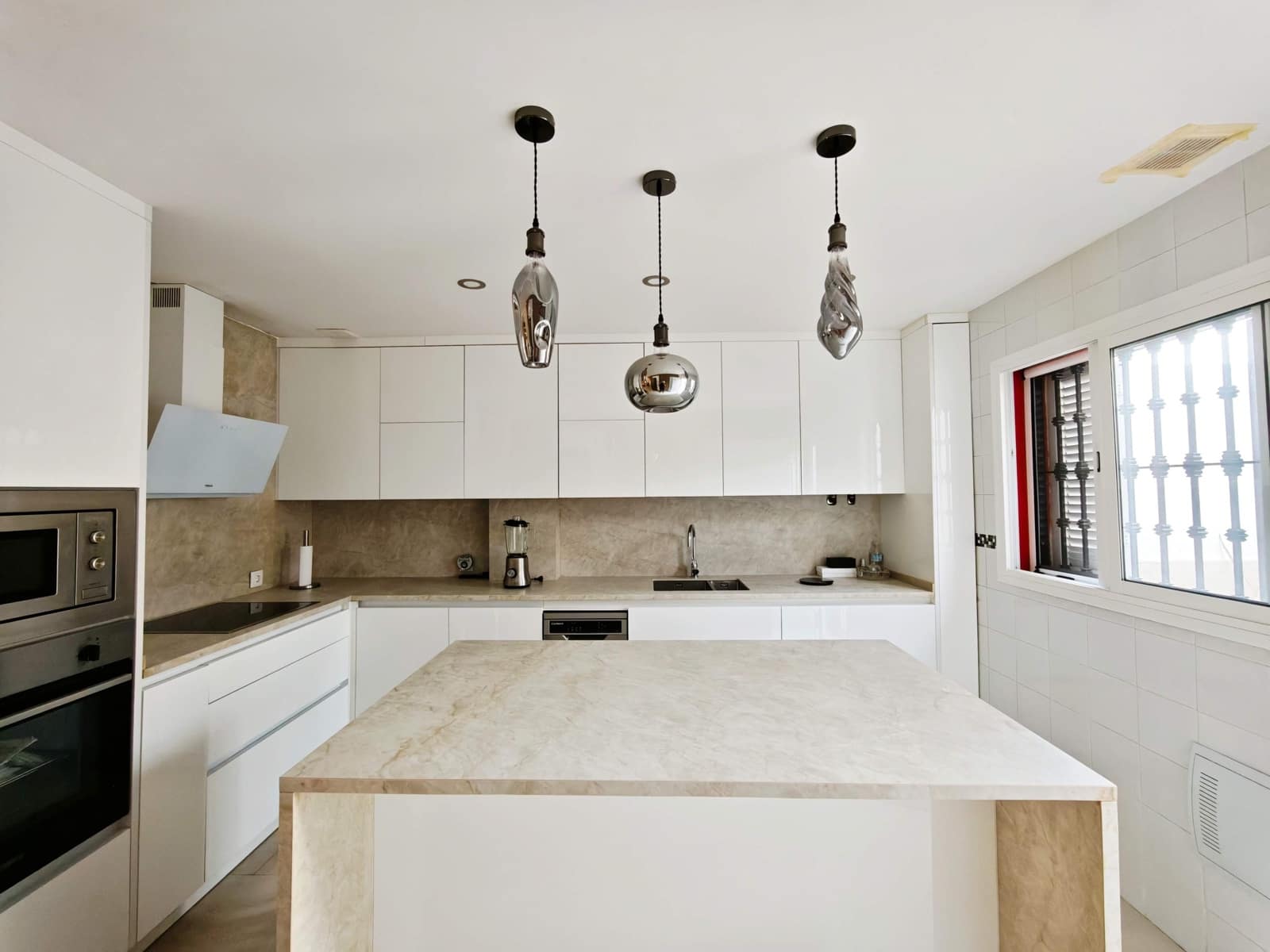 3 sovrum Radhus till salu i Algeciras med pool garage - 385 000 € (Ref: 10186276)