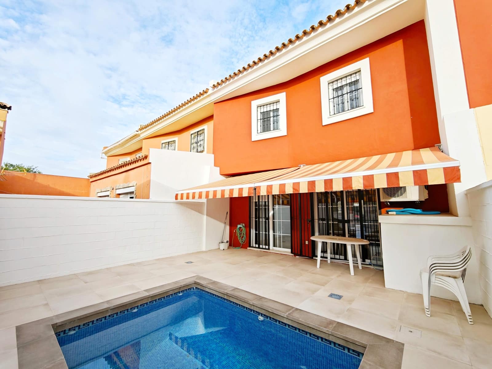 3 sovrum Radhus till salu i Algeciras med pool garage - 385 000 € (Ref: 10186276)