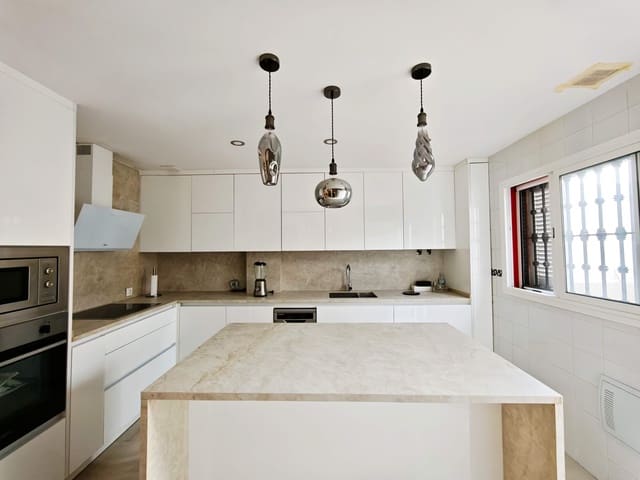 3 sovrum Radhus till salu i Algeciras med pool garage - 385 000 € (Ref: 10186276)
