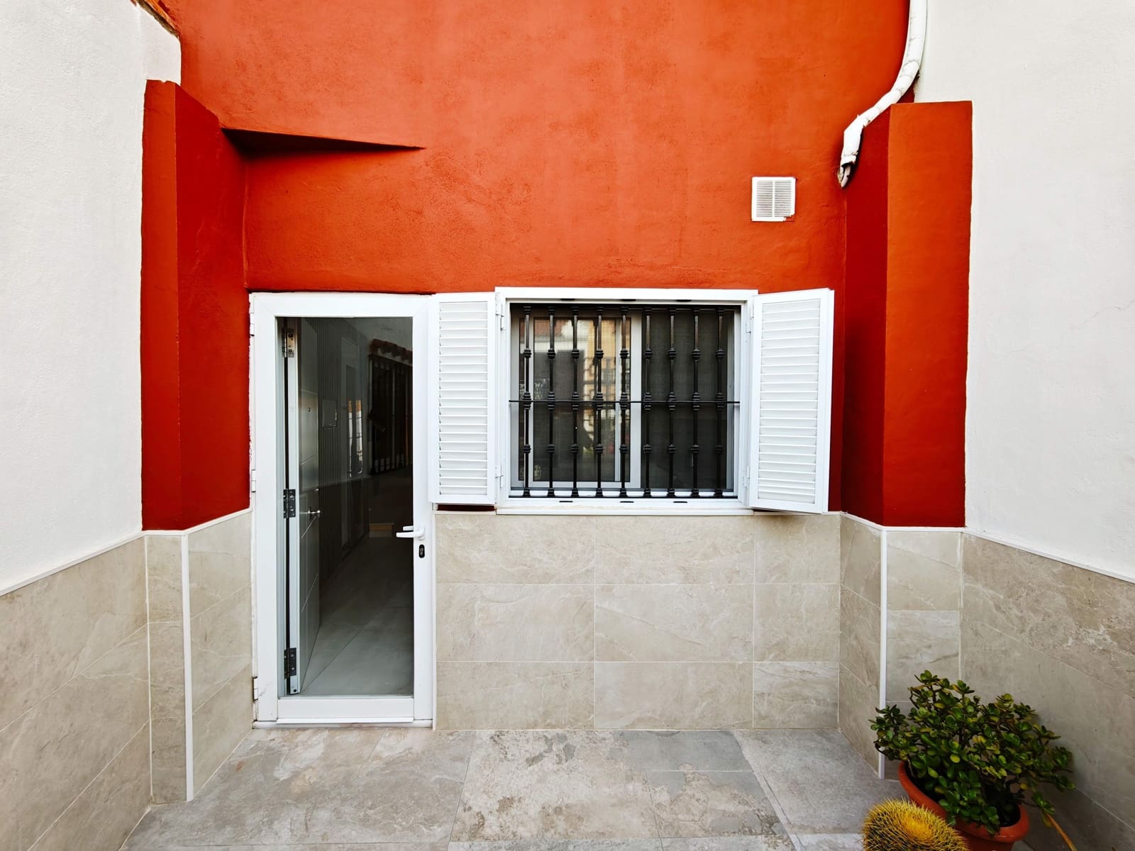 3 sovrum Radhus till salu i Algeciras med pool garage - 385 000 € (Ref: 10186276)