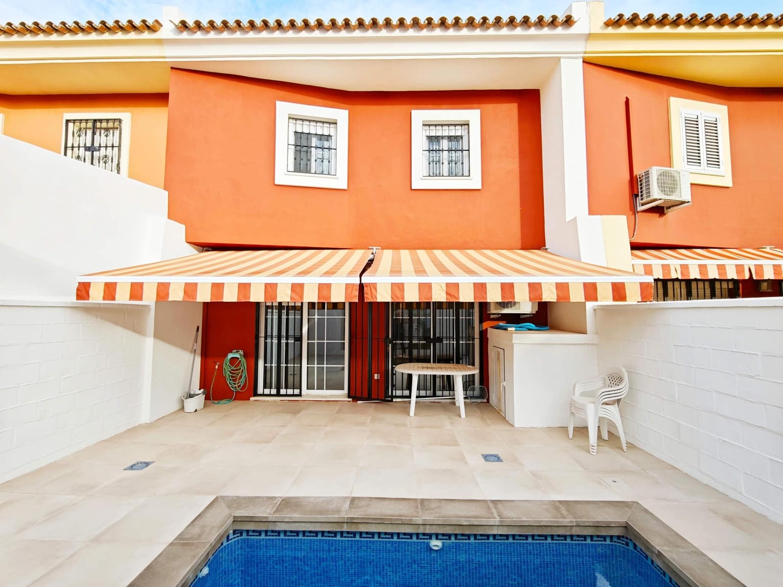 3 sovrum Radhus till salu i Algeciras med pool garage - 385 000 € (Ref: 10186276)