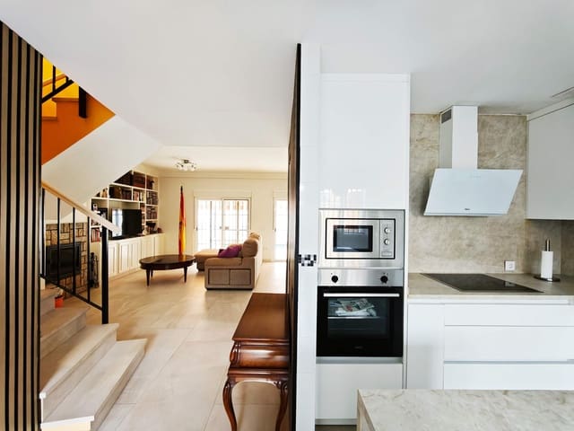 3 sovrum Radhus till salu i Algeciras med pool garage - 385 000 € (Ref: 10186276)