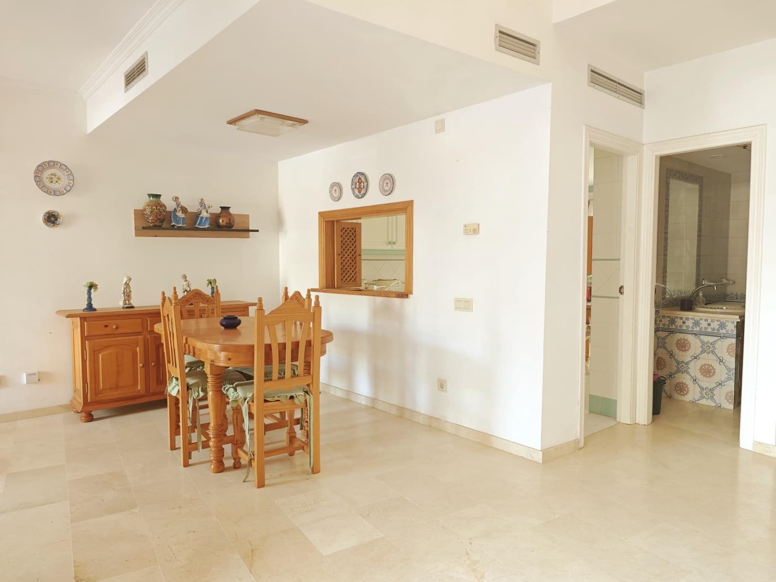 2 makuuhuone Rivitalo vuokrattavana paikassa La Linea de la Concepcion mukana uima-altaan - 1 600 € (Ref: 8786843)