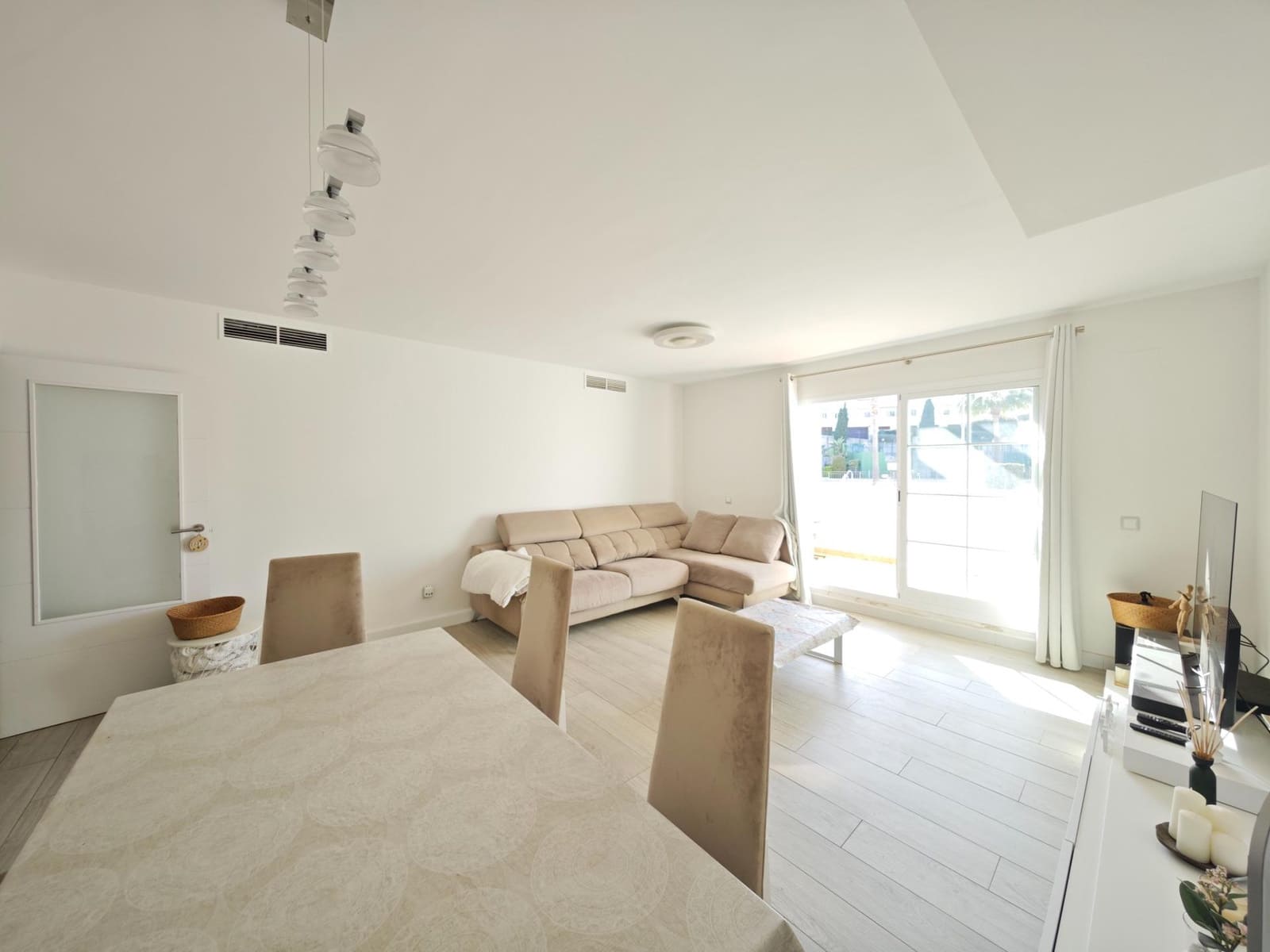 3 bedroom Flat for sale in La Linea de la Concepcion - € 265,000 (Ref: 8894949)