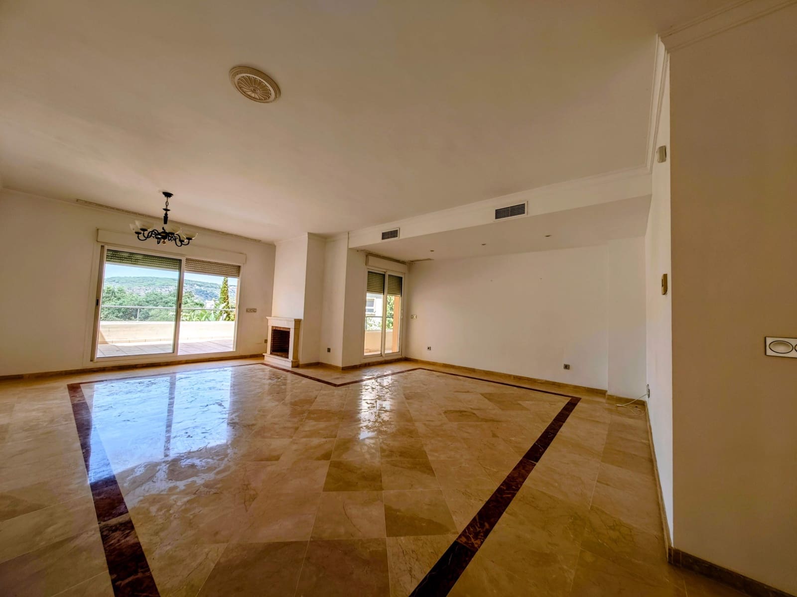 3 soveværelse Lejlighed til salg i San Roque med swimmingpool - € 540.000 (Ref: 9062358)