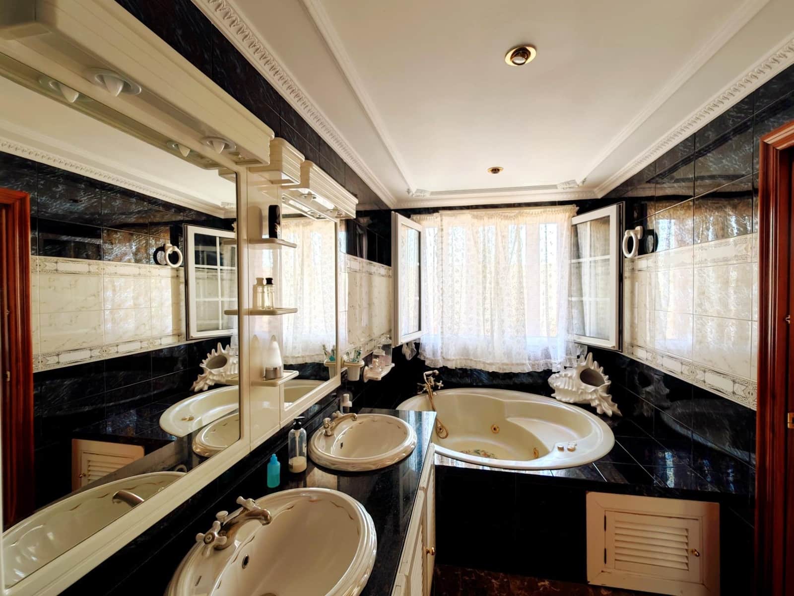 8 soveværelse Villa til salg i Algeciras med garage - € 550.000 (Ref: 9075813)