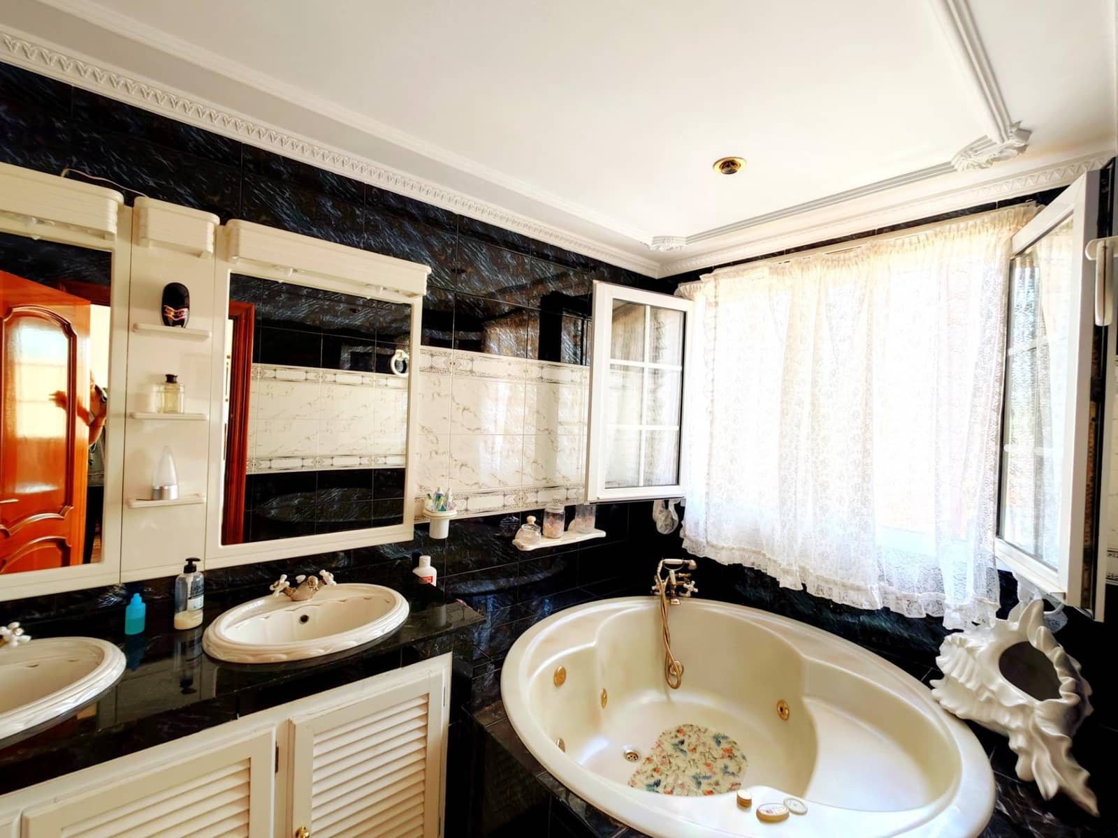 8 soveværelse Villa til salg i Algeciras med garage - € 550.000 (Ref: 9075813)