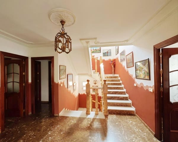 8 soveværelse Villa til salg i Algeciras med garage - € 550.000 (Ref: 9075813)