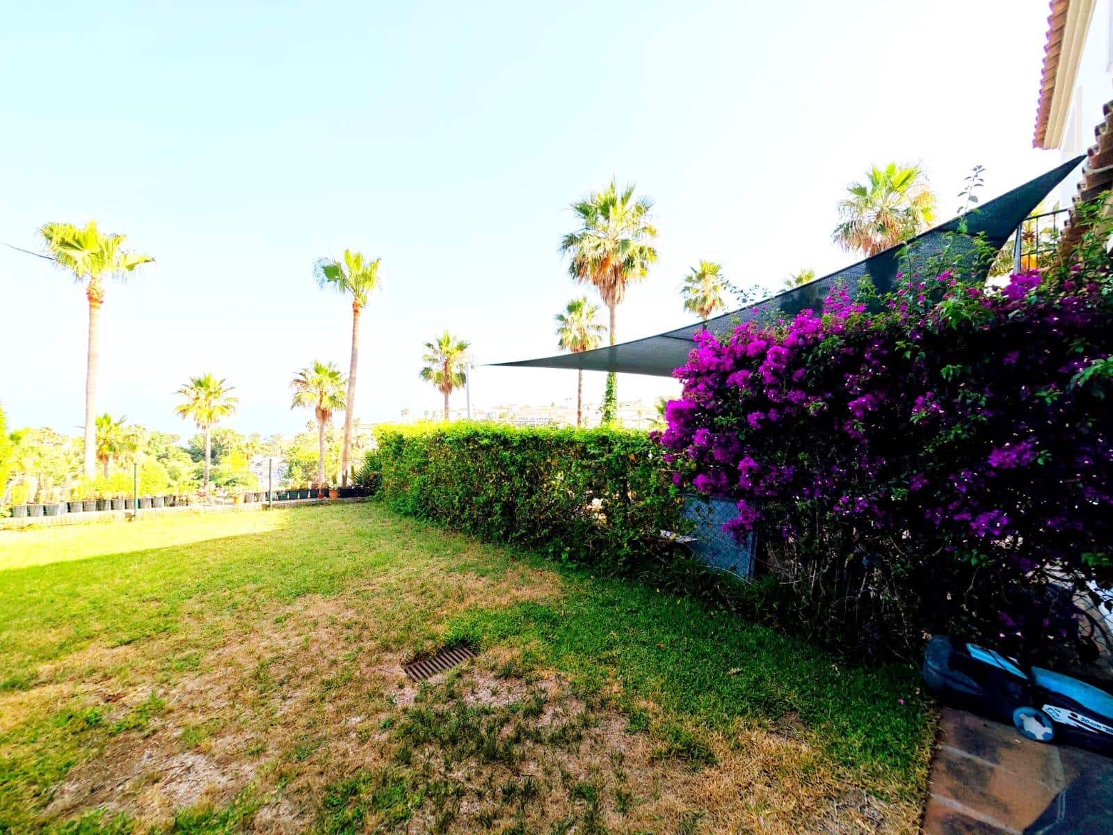 3 soveværelse Rækkehus til salg i La Linea de la Concepcion med swimmingpool - € 275.000 (Ref: 9099112)