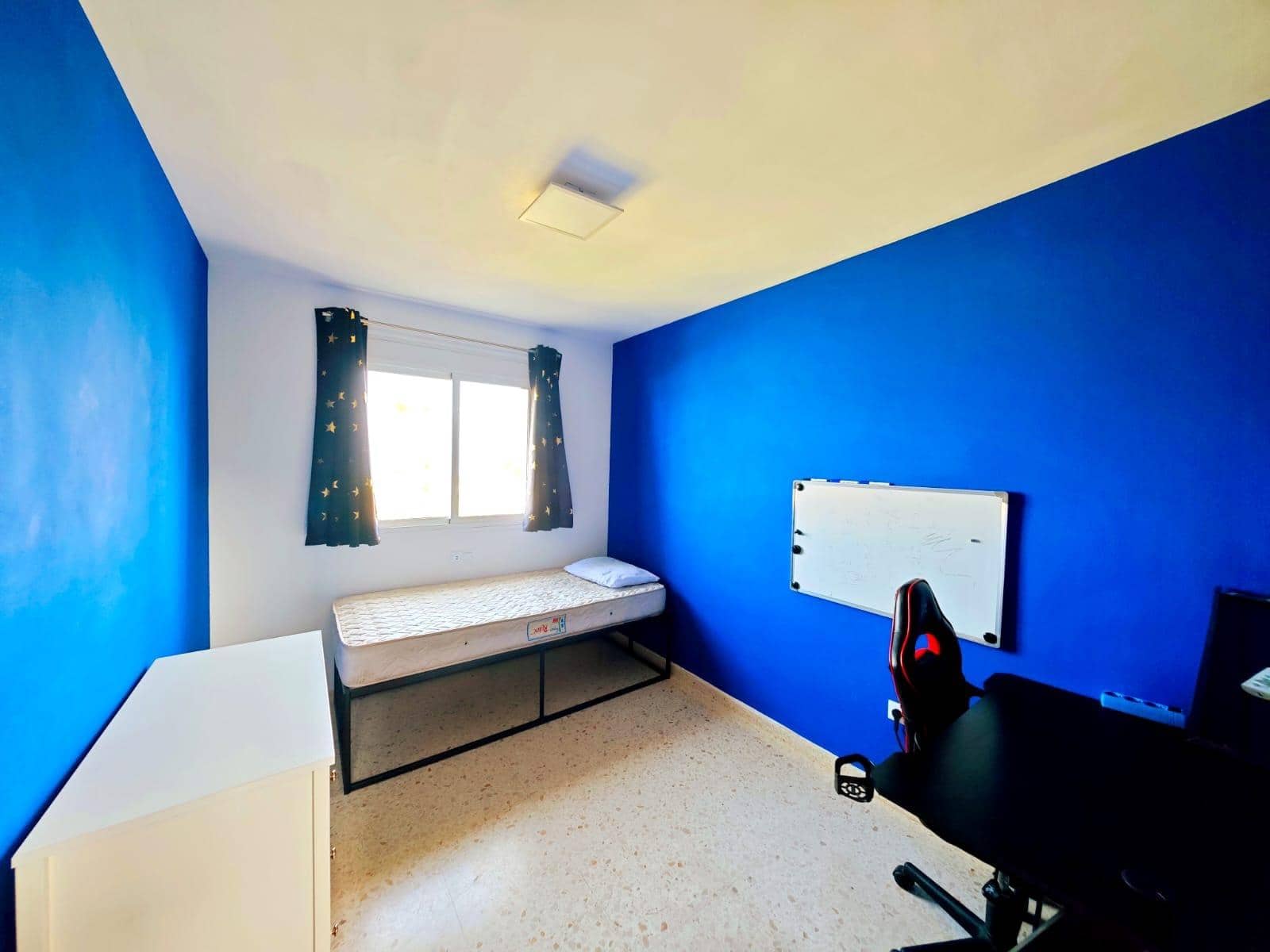 3 soveværelse Rækkehus til salg i La Linea de la Concepcion med swimmingpool - € 275.000 (Ref: 9099112)