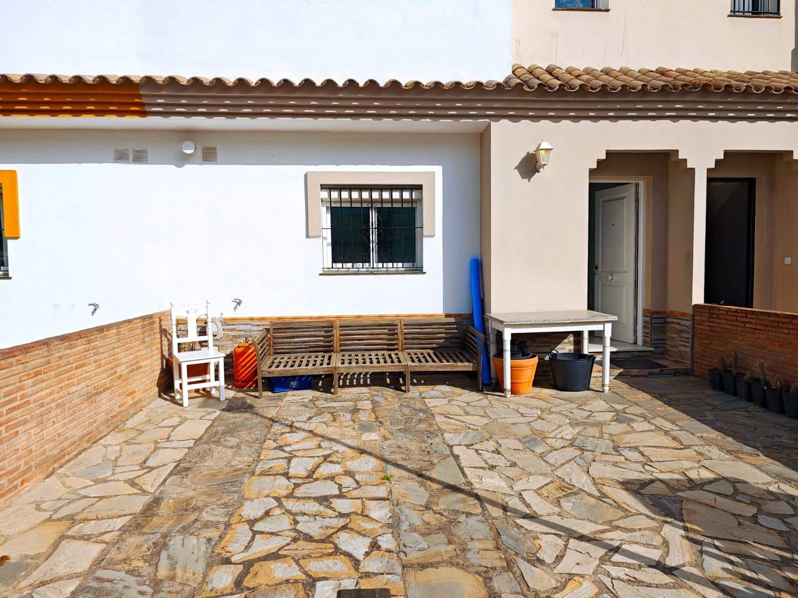 3 soveværelse Rækkehus til salg i La Linea de la Concepcion med swimmingpool - € 275.000 (Ref: 9099112)