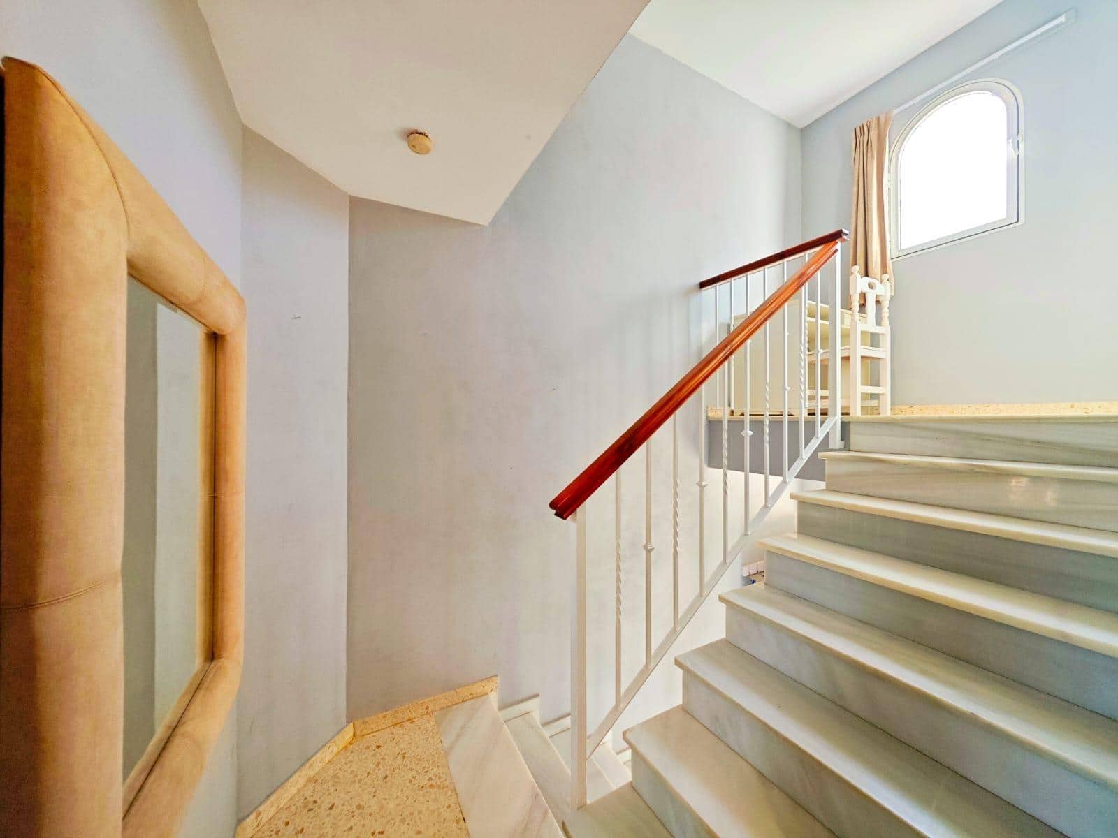 3 soveværelse Rækkehus til salg i La Linea de la Concepcion med swimmingpool - € 275.000 (Ref: 9099112)