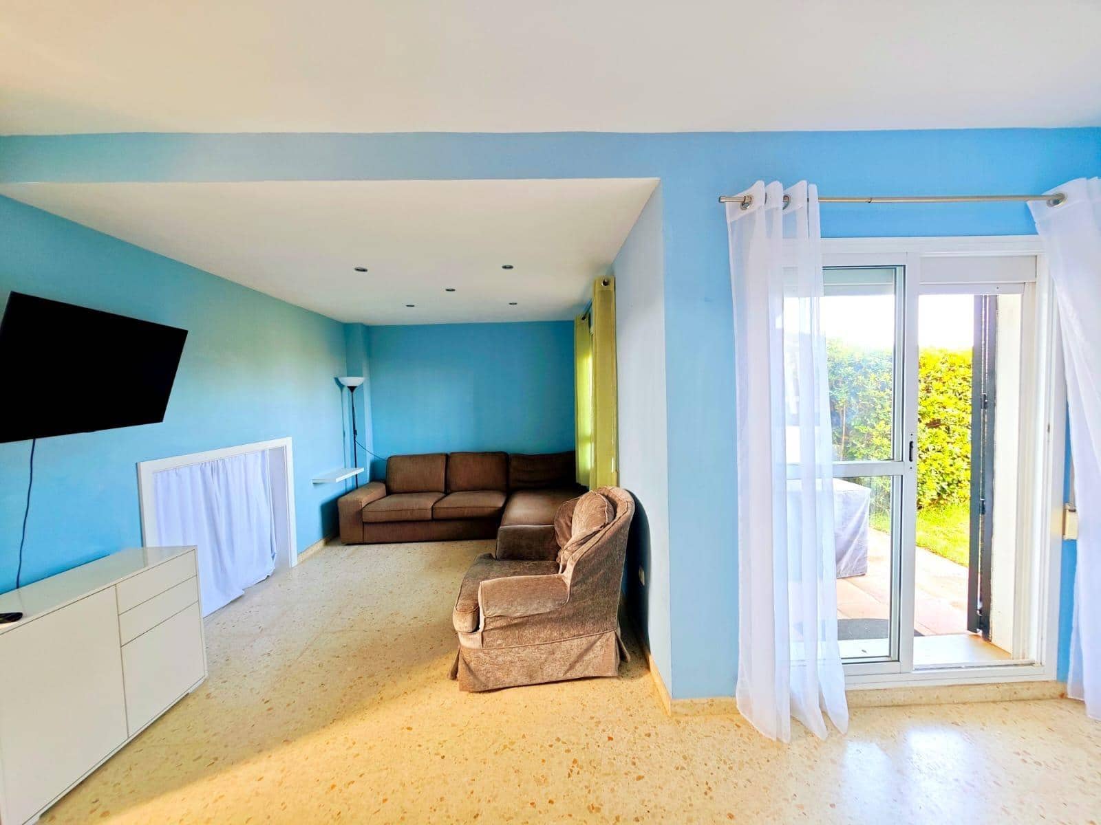 3 soveværelse Rækkehus til salg i La Linea de la Concepcion med swimmingpool - € 275.000 (Ref: 9099112)